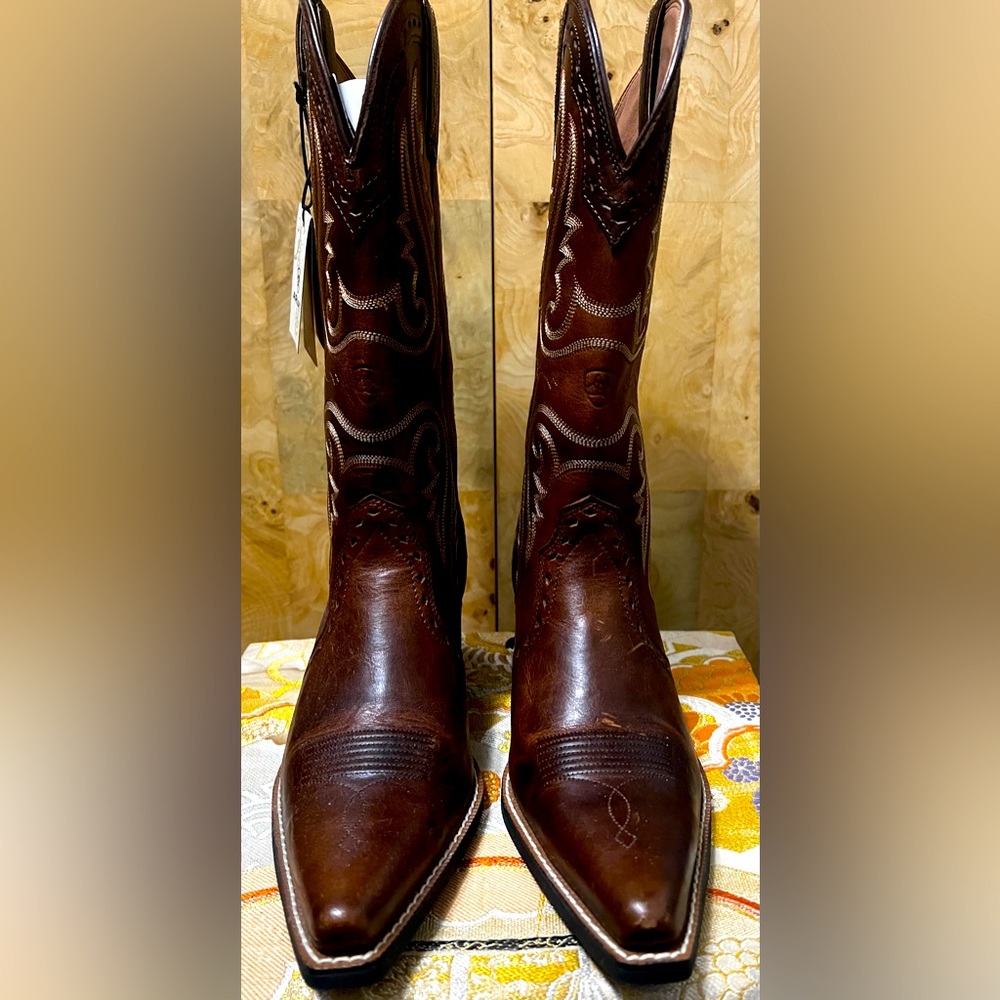 *Brand New* NWT Ariat leather cowgirl boots 👢 8.5B